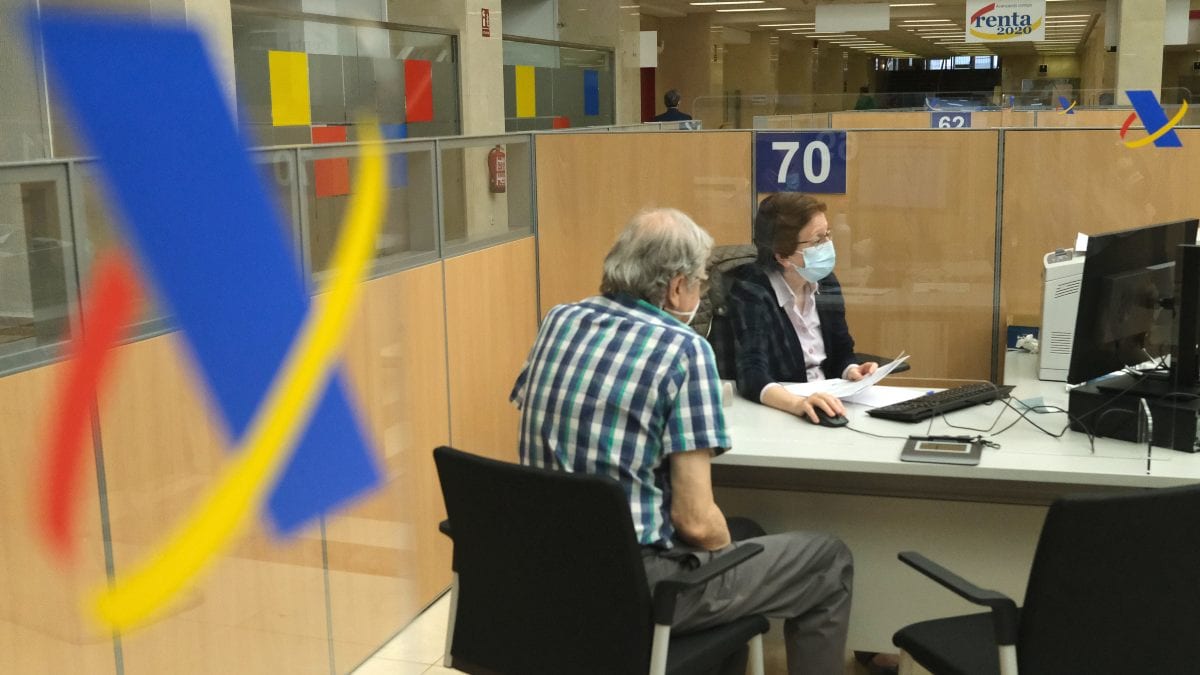 Un hombre en la sede de la Agencia Tributaria haciendo la declaración de la renta presencial. 