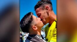 El beso del portero del Marbella que ayuda a romper el tabú de homosexualidad en el fútbol