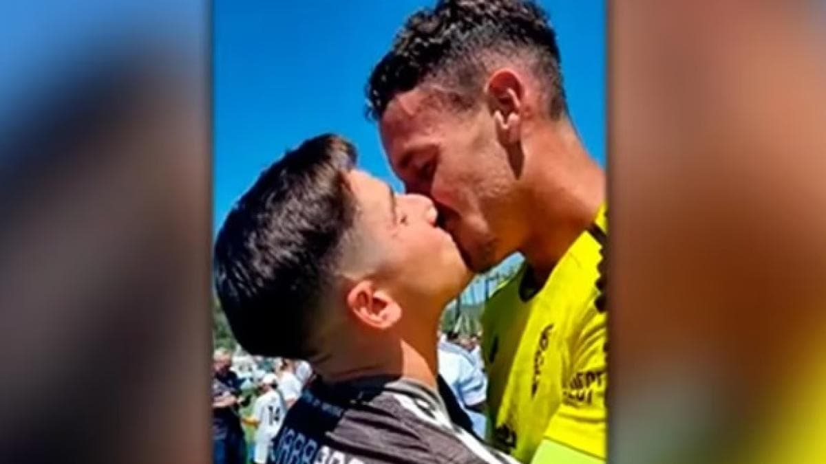El beso del portero del Marbella que ayuda a romper el tabú de homosexualidad en el fútbol