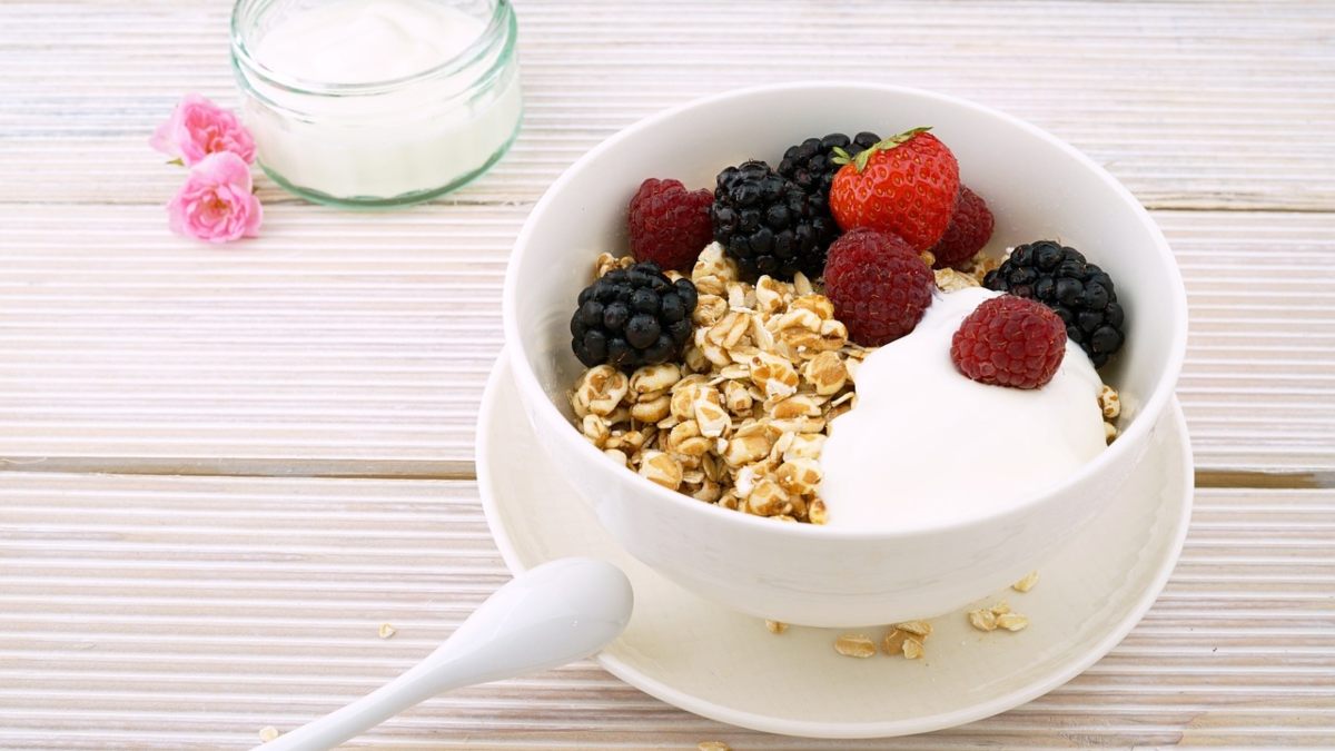 Avena con yogur y fruta. Foto: PIxabay