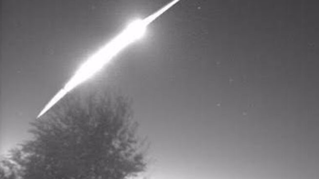 Una bola de fuego generada tras el impacto de un trozo de asteroide se extingue en Toledo