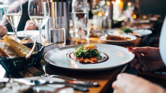 Comer o cenar fuera de casa: lo que debes pedir en restaurantes si quieres adelgazar