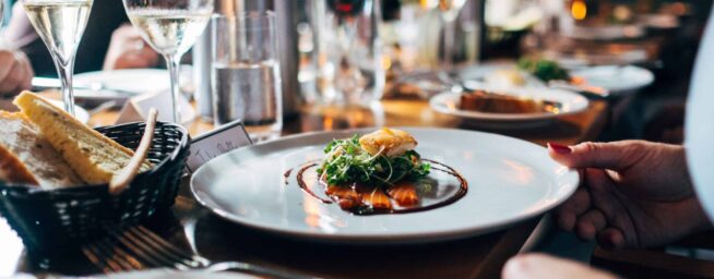 Comer o cenar fuera de casa: lo que debes pedir en restaurantes si quieres adelgazar