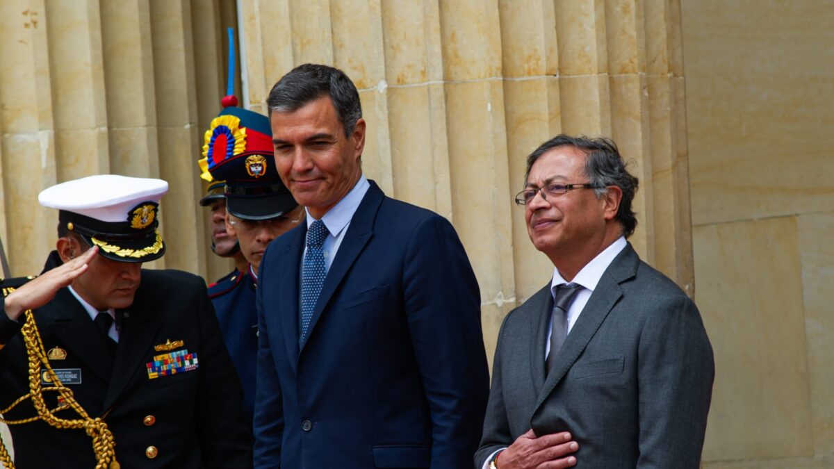 El Gobierno condecora a Gustavo Petro y cinco ministros colombianos