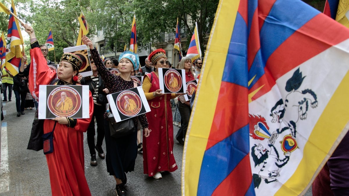 70 personas se manifiestan en Barcelona para apoyar al Dalai Lama tras las quejas de pedofilia
