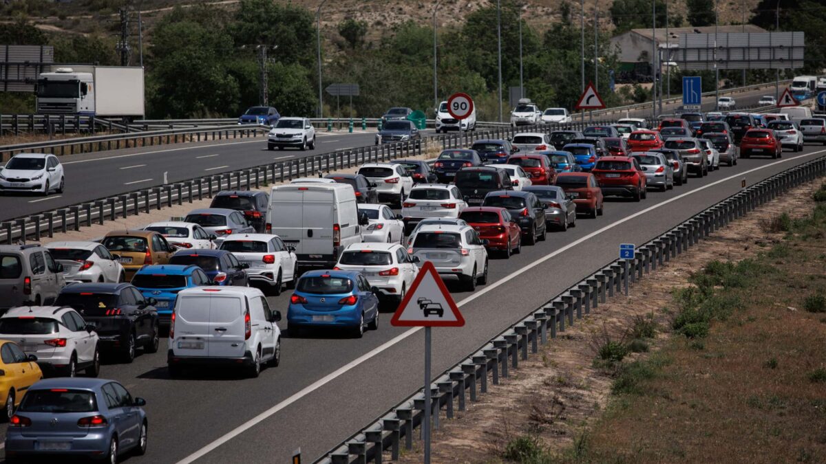 Dos fallecidos en inicio del puente y retenciones en las salidas de Madrid