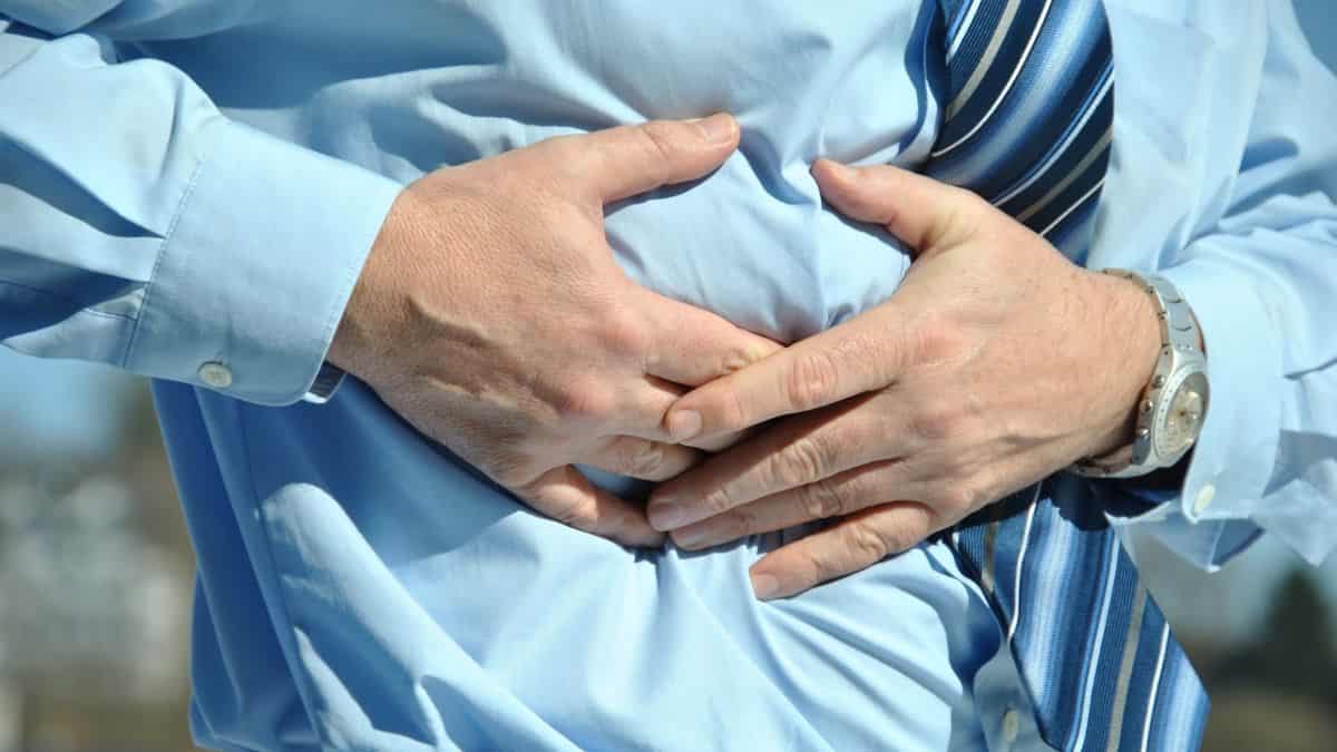 Una persona con dolor en el costado. 