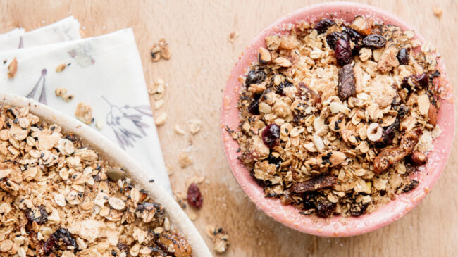 Cómo elegir una granola saludable para el desayuno (y en qué fijarnos al comprarla)