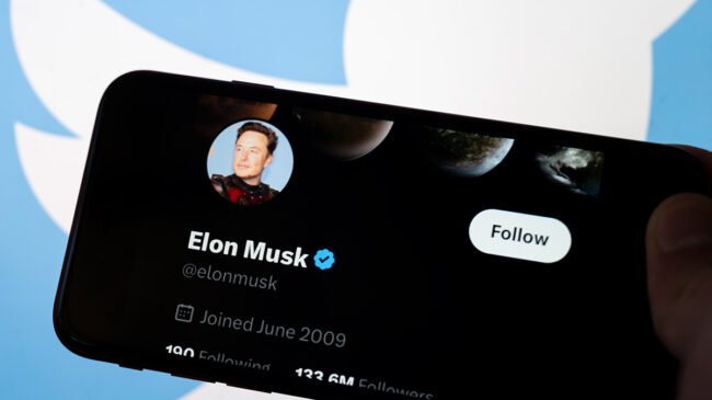 Elon Musk rectifica y devuelve el tick azul en Twitter, pero solo a estos usuarios