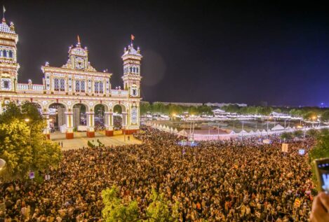 El 'alumbrao' da comienzo a la Feria de Abril de Sevilla con el encendido de 212.000 bombillas