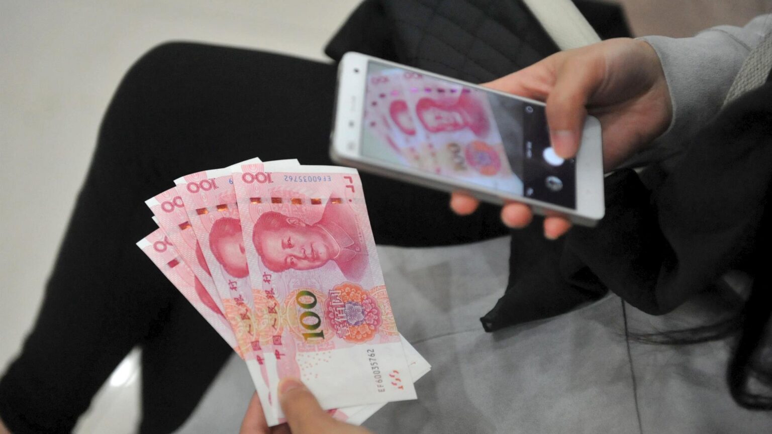 El yuan desplazó por primera vez en febrero al dólar como divisa más intercambiada en Rusia