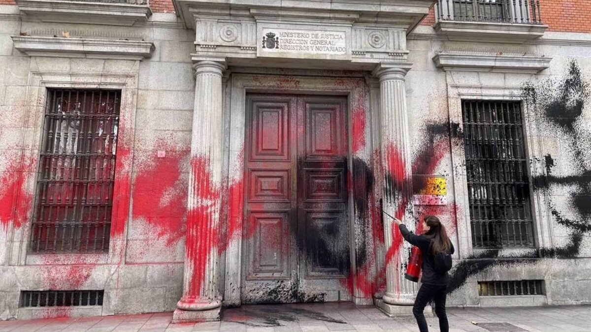 Futuro Vegetal lanza pintura roja y negra contra la fachada del Ministerio de Justicia