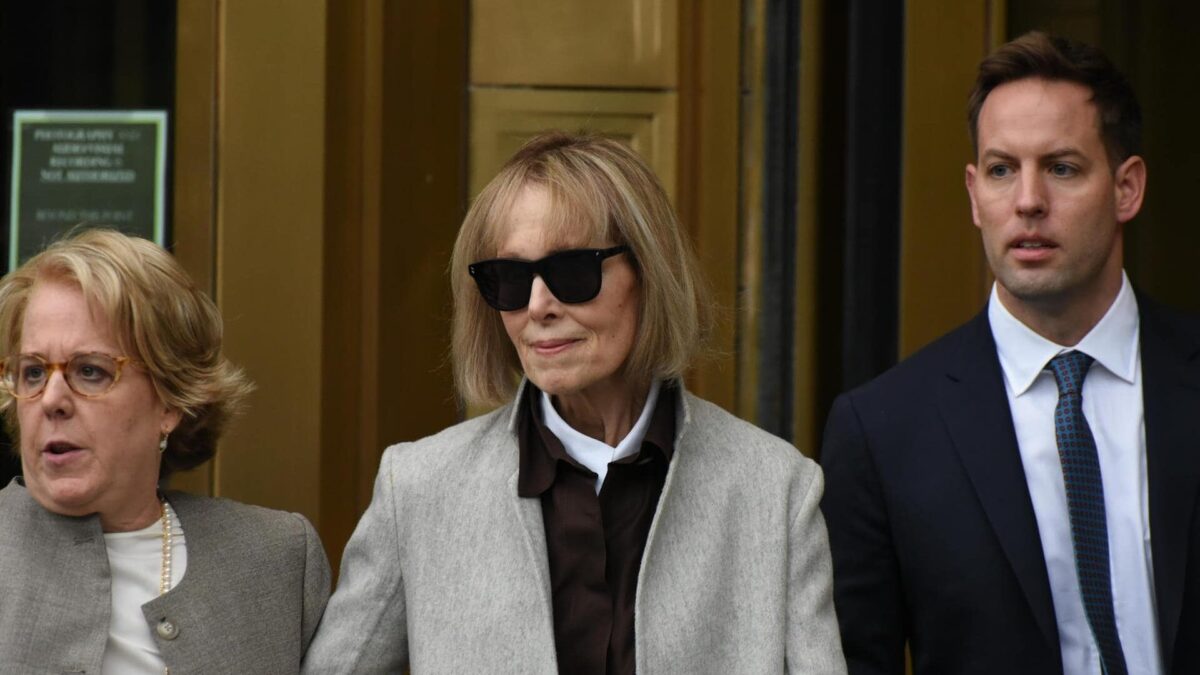 La periodista Elizabeth Jean Carroll testifica que Trump la violó y luego lo desmintió