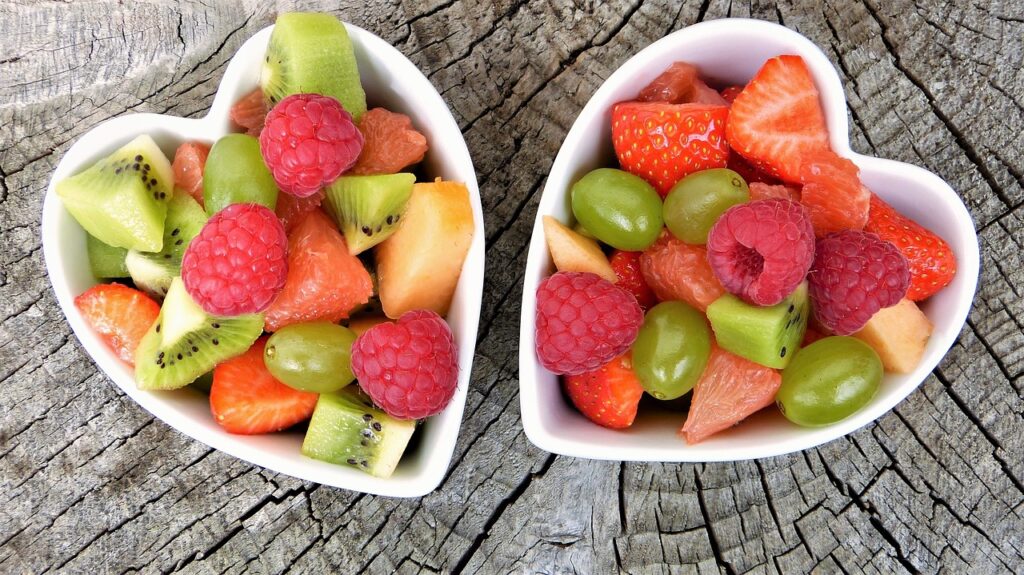 Dos cuencos con frutas
