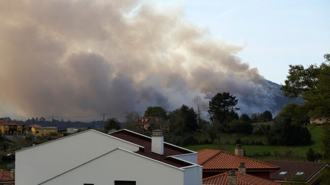 El fuego se ceba ahora con el norte: Cantabria y Asturias luchan contra 28 incendios activos