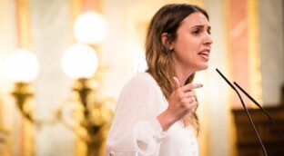 Montero se cita con medios y miembros de ERC en Barcelona para debilitar a Colau