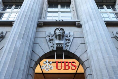 UBS estudia recortar miles de empleos tras comprar Credit Suisse