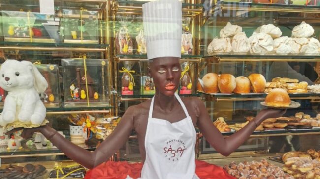 Una pastelería retira una mona de Pascua de una mujer negra tras recibir críticas por racismo
