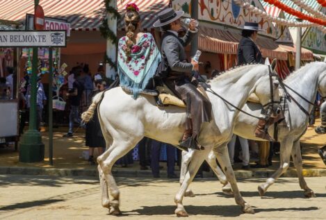 Mueren dos caballos por el incendio de una carpa próxima al recinto de la Feria de Sevilla