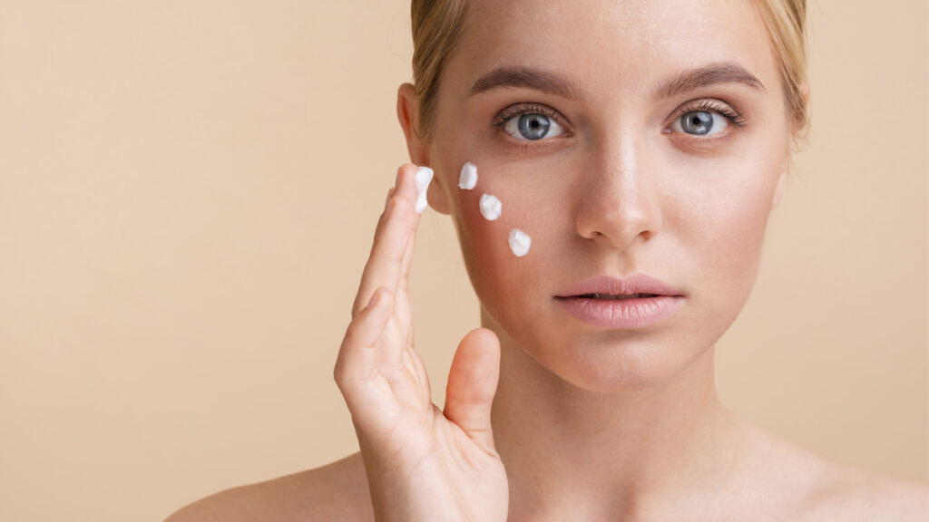 El uso excesivo de cosméticos puede producir indigestión en la piel