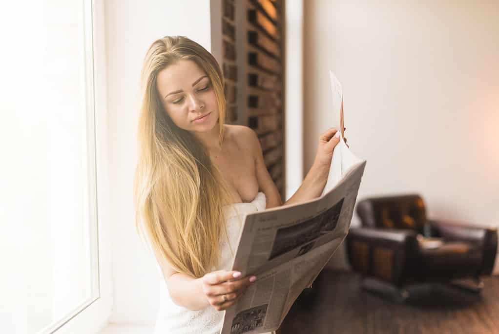 Mujer leyendo un periódico. (Fuente: Freepik)