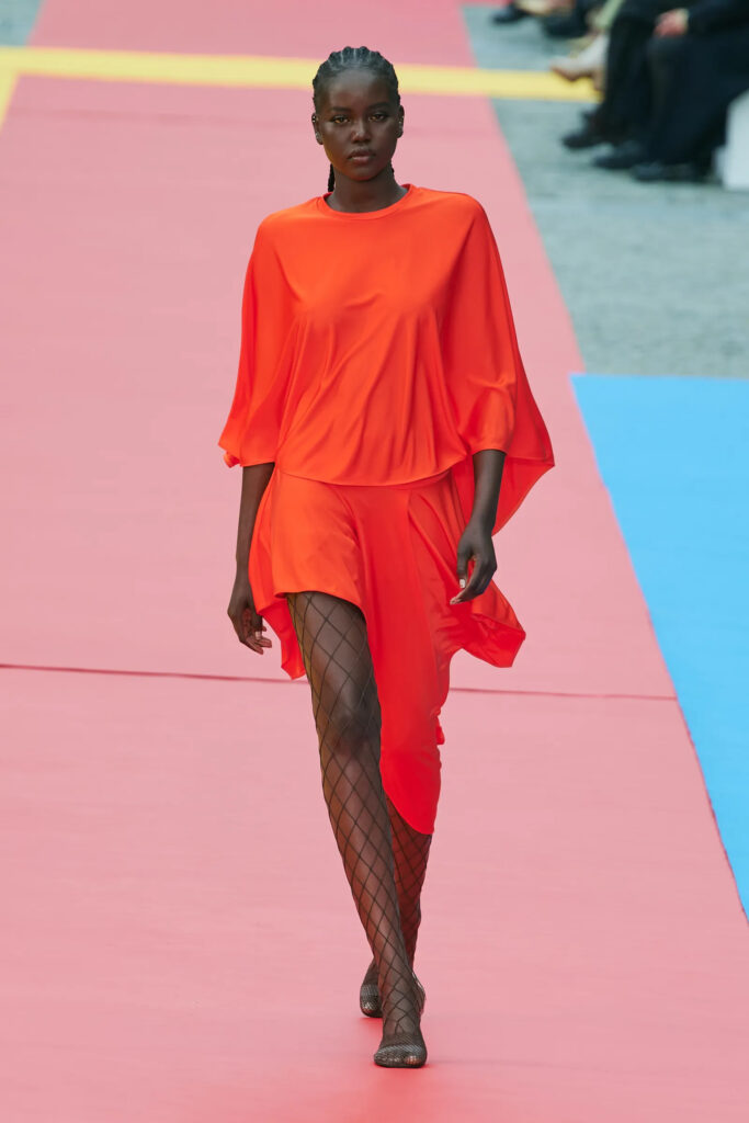 Outfit en naranja flúor de Stella McCartney
