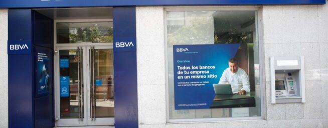 BBVA remunera un 11% mejor los depósitos que el Sabadell, pero cobra más por sus créditos