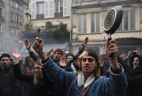 La oposición francesa responde con disturbios al discurso de Macron sobre las pensiones