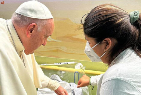 El Papa recibe el alta tras su ingreso hospitalario por una bronquitis: «Sigo todavía vivo»