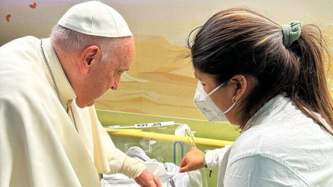 El Papa recibe el alta tras su ingreso hospitalario por una bronquitis: «Sigo todavía vivo»