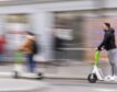París se opone a los patinetes de alquiler: un 89% de los votantes pide su prohibición