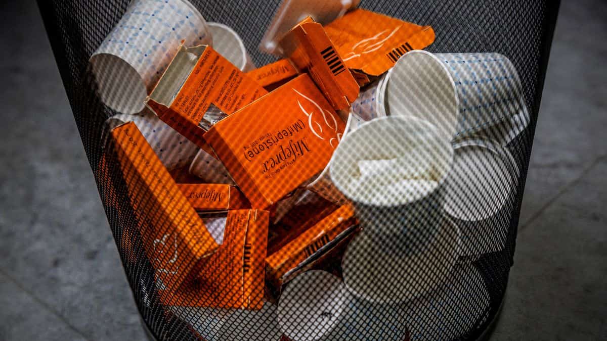 Dos fallos contradictorios dejan la píldora abortiva en un limbo en varios estados de  EEUU