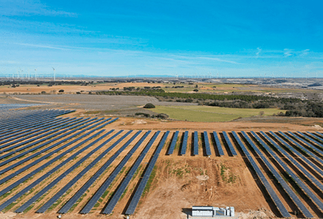 Iberdrola construye en Burgos la primera planta híbrida eólica-solar en España