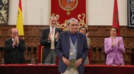 Felipe VI entrega el premio Cervantes al poeta Rafael Cadenas con la ausencia de Sánchez