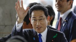 El primer ministro de Japón, evacuado tras la explosión de una bomba de humo en un acto