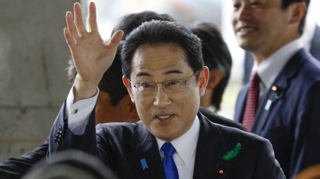 El primer ministro de Japón, evacuado tras la explosión de una bomba de humo en un acto