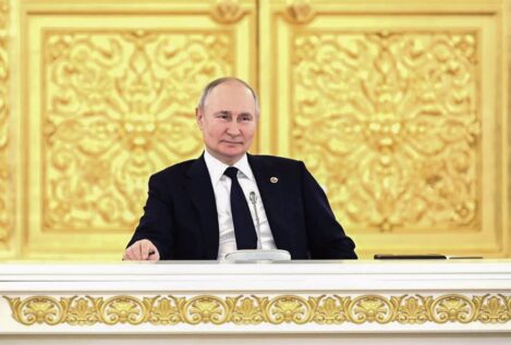 Putin visita Ucrania por sorpresa para evaluar la situación con altos cargos militares