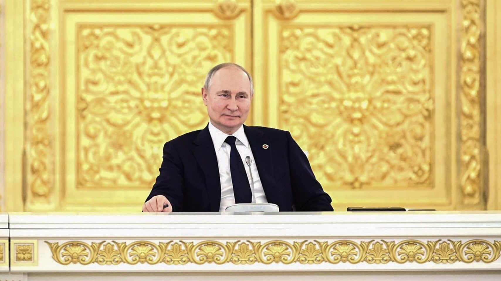 Putin visita Ucrania por sorpresa para evaluar la situación con altos cargos militares