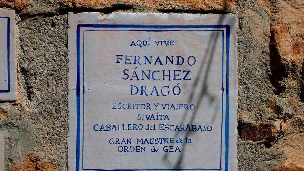 Placa en la casa de Sánchez Dragó