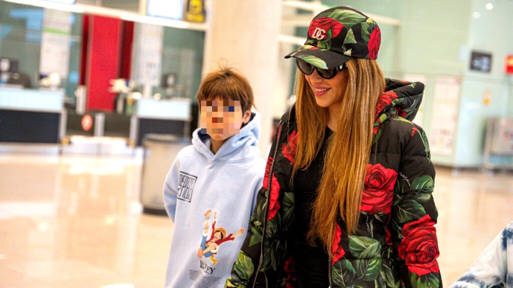 Shakira con sus hijos en el aeropuerto