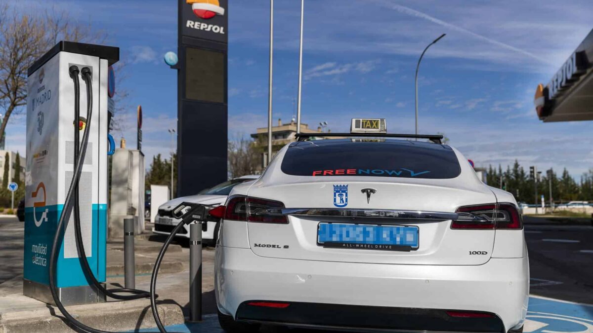 Repsol y FreeNow se alían para impulsar la movilidad eléctrica en el sector del taxi