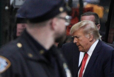 Trump afirma que será acusado de 33 cargos a pocas horas de ser juzgado en Nueva York