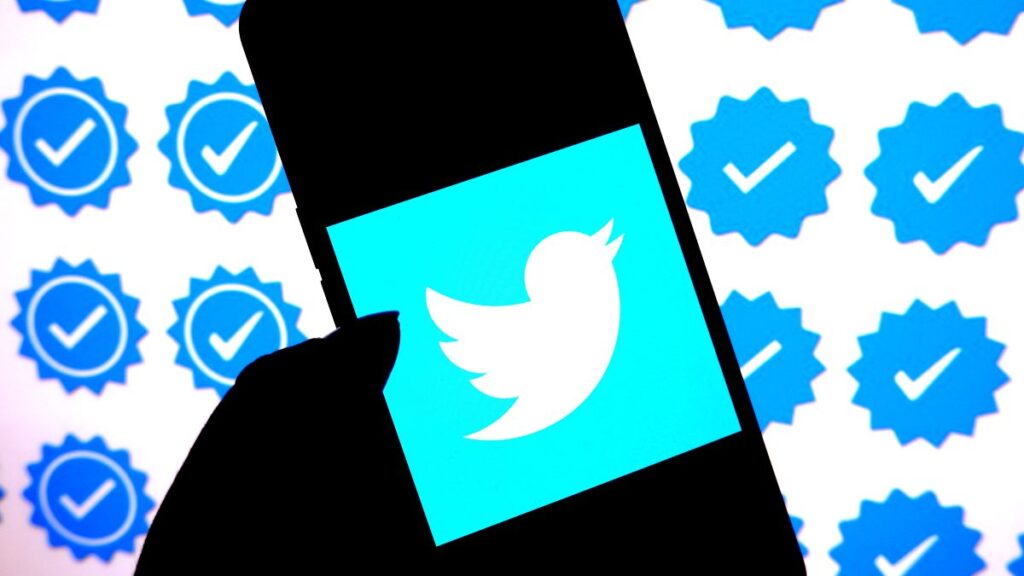 Ilustración del logo de Twitter en un smartphone. 