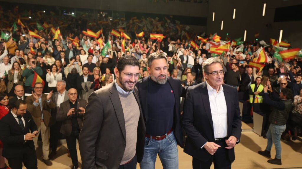I-D: El candidato al gobierno de Aragón, Alejandro Nolasco; el presidente de VOX, Santiago Abascal, y el candidato al Ayuntamiento de Zaragoza, Julio Calvo