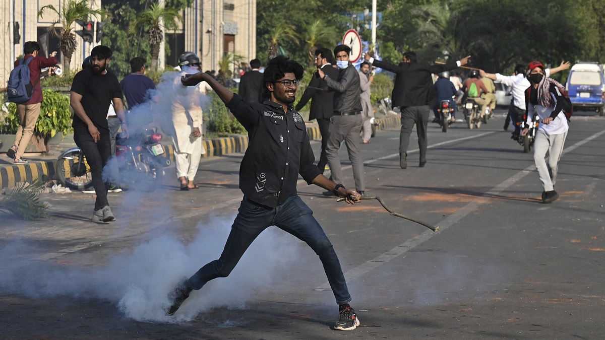 Pakistán estalla en protestas tras el arresto de ex primer ministro Imran Khan