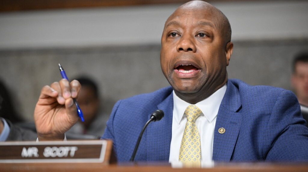 Tim Scott se postula para convertirse en el primer presidente republicano negro