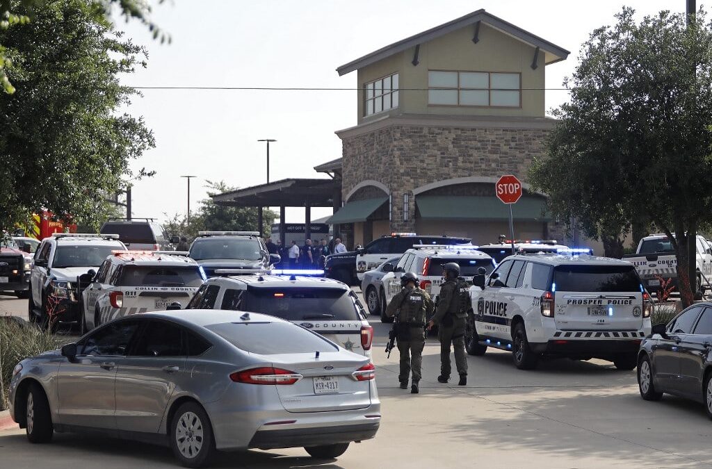 Ocho muertos, entre ellos niños, en un tiroteo en un centro comercial de Texas