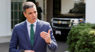 Sánchez critica las listas de Bildu con etarras: «Pueden ser legales, pero no son decentes»