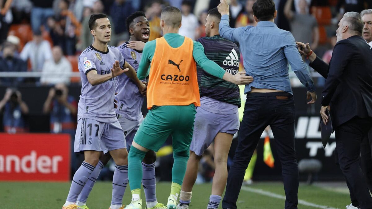 Lío de Vinicius en Mestalla: insultos racistas, tangana, expulsión y gestos a la grada