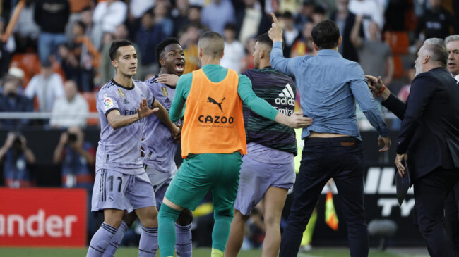 Lío de Vinicius en Mestalla: insultos racistas, tangana, expulsión y gestos a la grada
